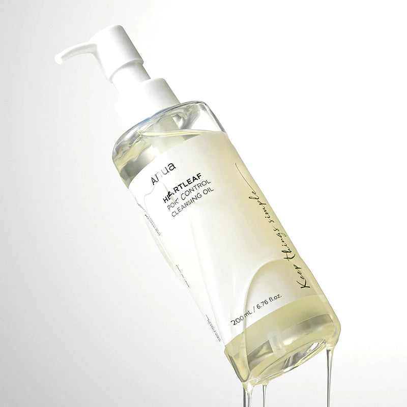 Leicht geneigte, transparente Flasche mit weißem Pumpverschluss zeigt, wie klares Reinigungsöl ausläuft.