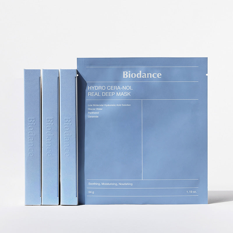Eine blaue Gesichtsmaske von Biodance, steht neben drei identischen Boxen.