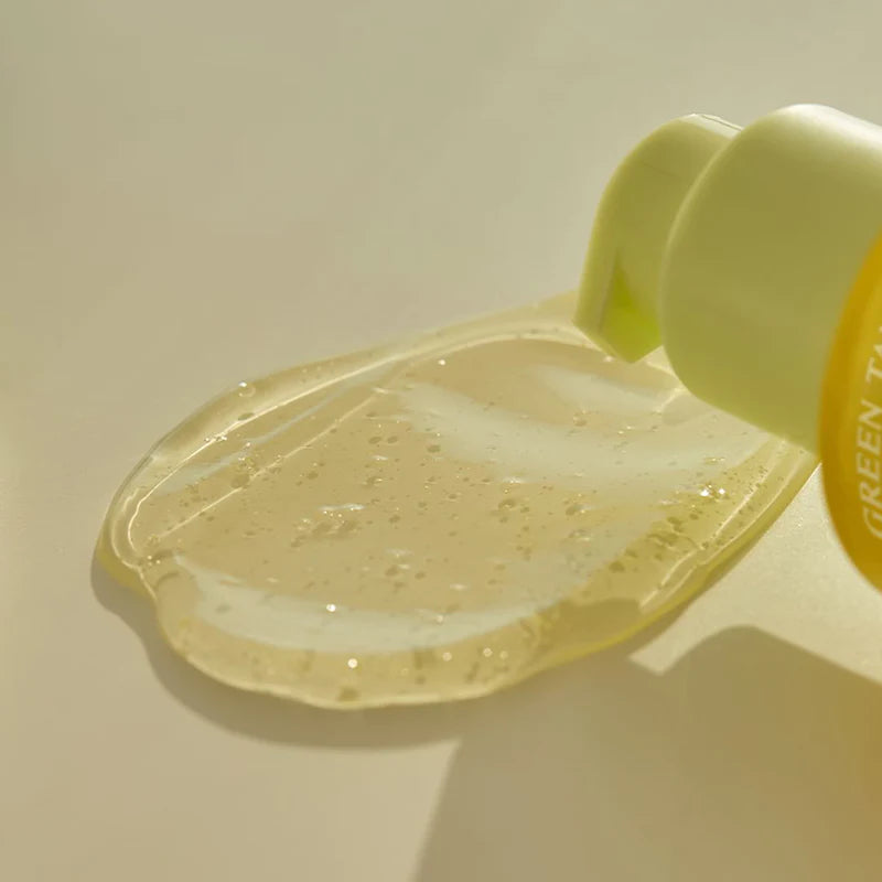 Nahaufnahme eines Kleckses des transparenten Serums auf einer glatten Oberfläche.