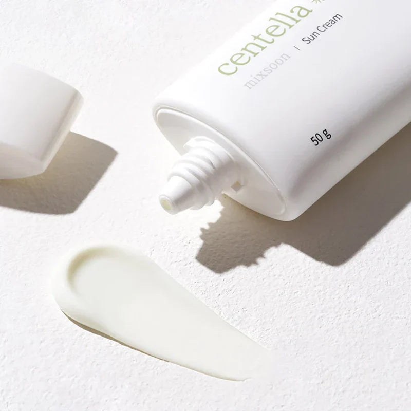 Tube Centella Sun Cream geöffnet, weiße Creme daneben aufgetragen.