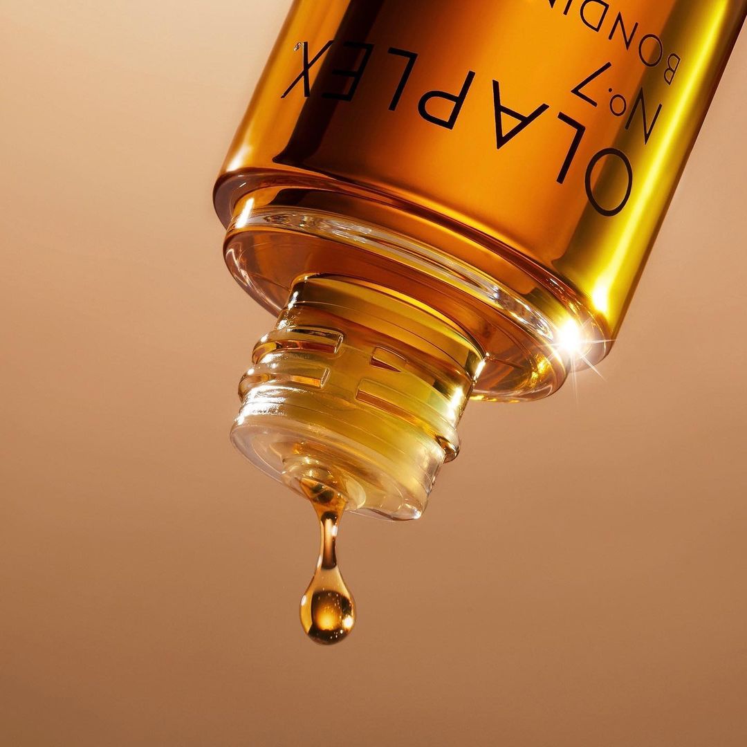 in Tropfen des gelblichen Olaplex No. 7 Bonding Oils fällt aus der Flasche.