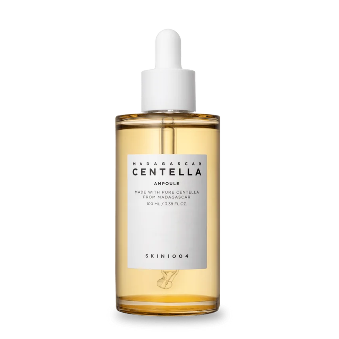 Eine Glasflasche mit einer Pipette, gefüllt mit goldener Centella-Ampoule.