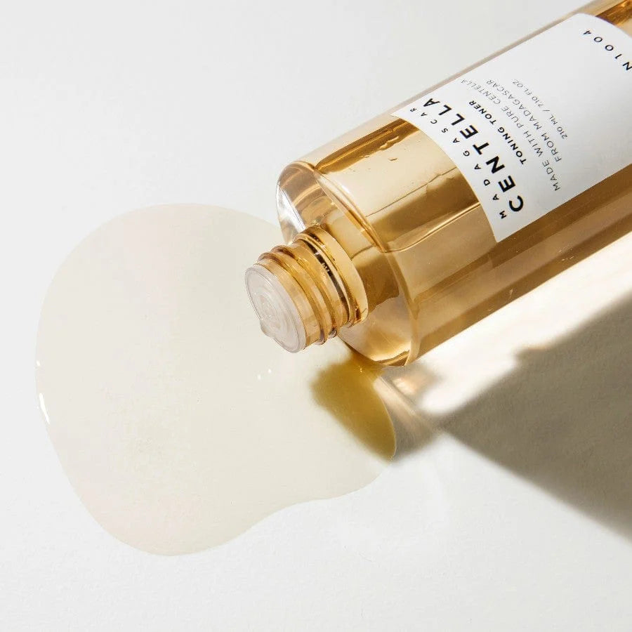 Geöffnete Flasche, Toner läuft auf eine weiße Oberfläche, goldenes Licht.