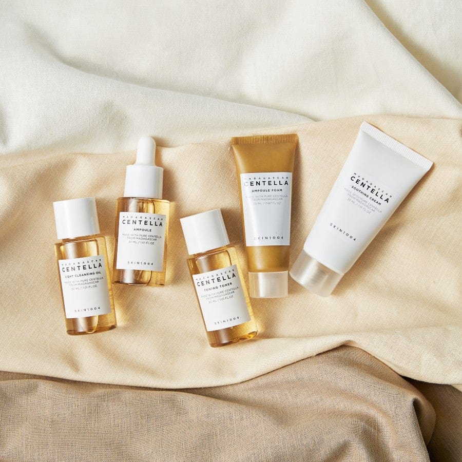 Produkte liegen auf Stoff, betont natürliches, hochwertiges Pflegeerlebnis mit Centella.