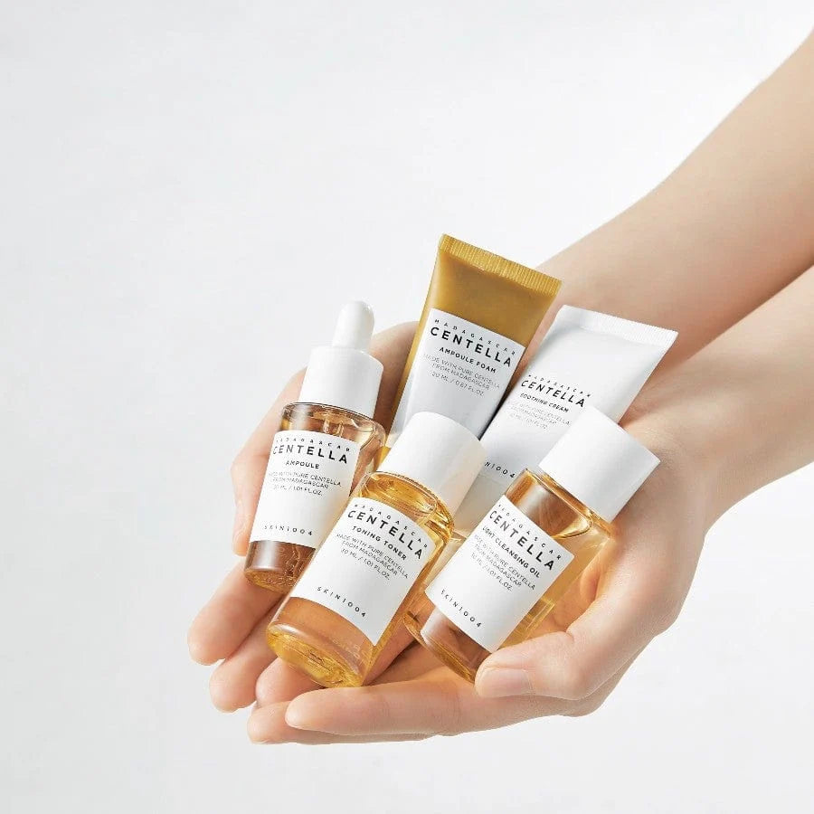 Produkte in einer Hand gehalten, zeigen kompakte und reisefreundliche Größe.