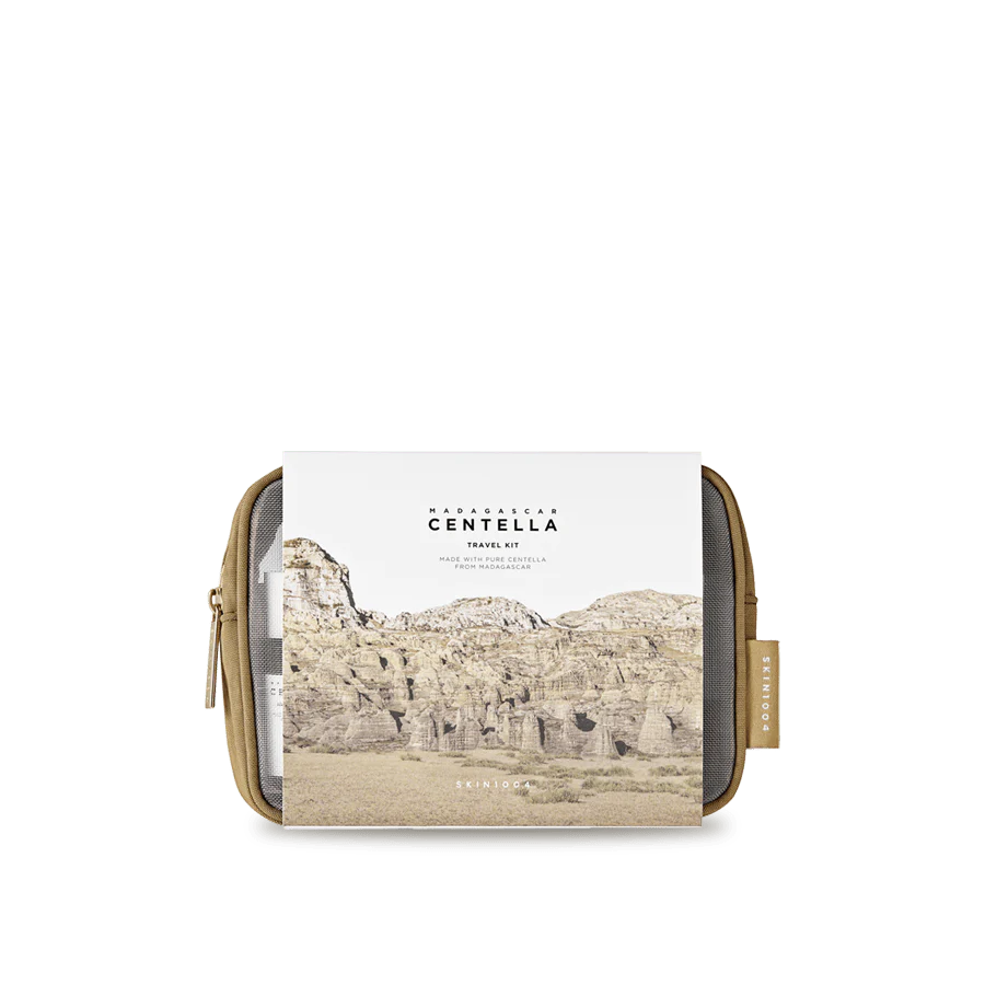 Packung in einem Reiseetui mit natürlichem Wüstendesign auf dem Cover.