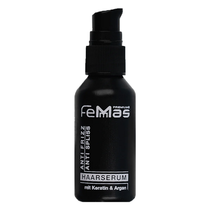 Schwarze Flasche des FemMas Haarserums mit weißer Schrift und Pumpverschluss.