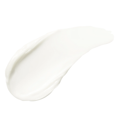 Nahaufnahme einer weißen Creme, die auf weißem Hintergrund verstrichen ist.