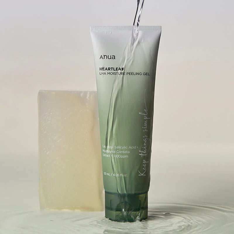 Grünes Peeling-Gel von Anua wird mit Wasser übergossen, daneben ein transparenter Seifenblock.