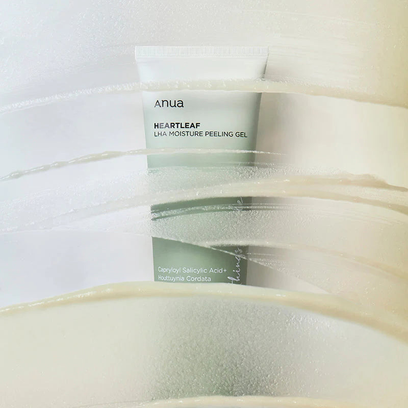 Die Tube liegt hinter transparentem Gel, das in Streifen über die Fläche gezogen ist.