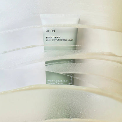 Die Tube liegt hinter transparentem Gel, das in Streifen über die Fläche gezogen ist.