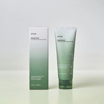 Peeling-Gel von Anua steht neben der passenden Verpackung auf hellem Untergrund.