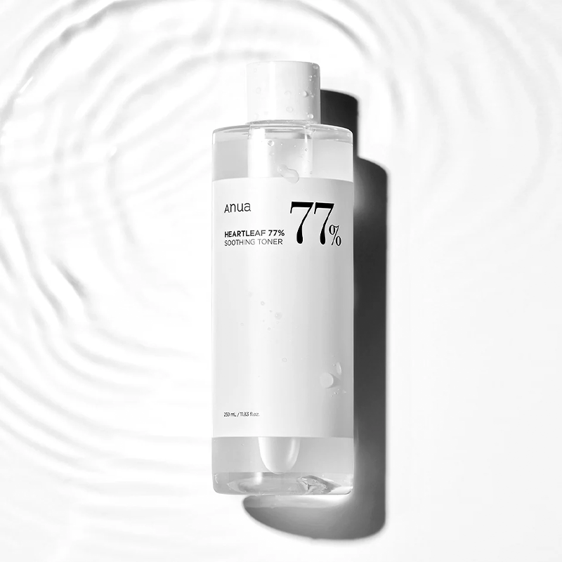 Eine transparente Flasche Anua Heartleaf 77% Soothing Toner, die im Wasser liegt. Das Wasser um die Flasche schlägt sanfte Wellen.