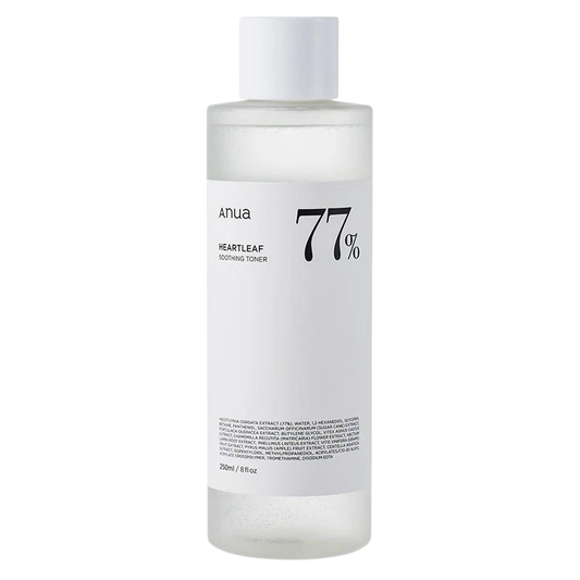 Flasche Anua Heartleaf Soothing Toner mit 77% Heartleaf-Extrakt. Die Flasche ist schlicht und weiß, enthält 250 ml.