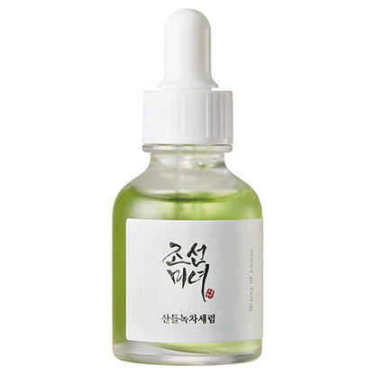 Kleines Glasfläschchen mit weißer Pipette und grünlicher Flüssigkeit, Beschriftung auf Koreanisch.