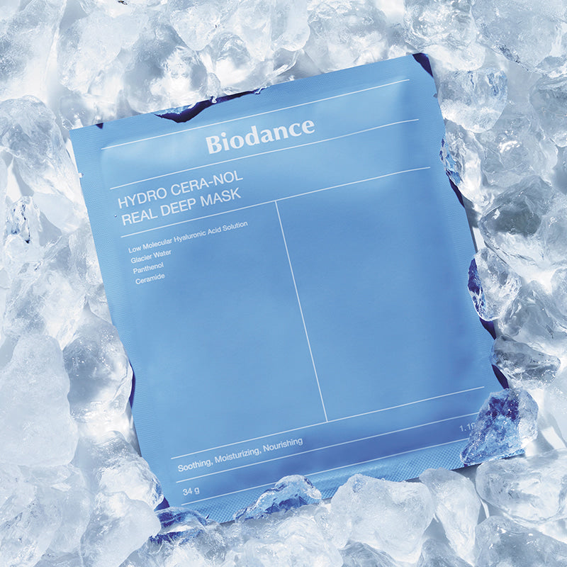 blaue Verpackung liegt auf einer Fläche aus Eiswürfeln.