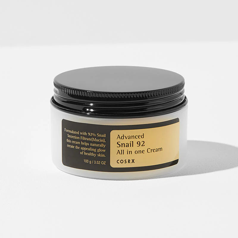 Die Creme ist in einem weißen Behälter mit einem schwarzen Deckel verpackt.