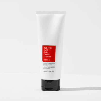 Weiße Tube des Cleansers stehend, schwarzer Verschluss auf weißem Hintergrund.