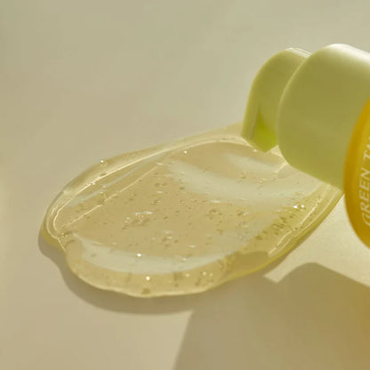 Nahaufnahme eines Kleckses des transparenten Serums auf einer glatten Oberfläche.