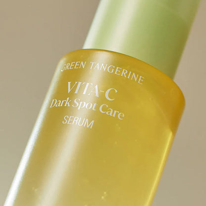 Nahaufnahme der Flasche des Serums mit Fokus auf die Beschriftung.
