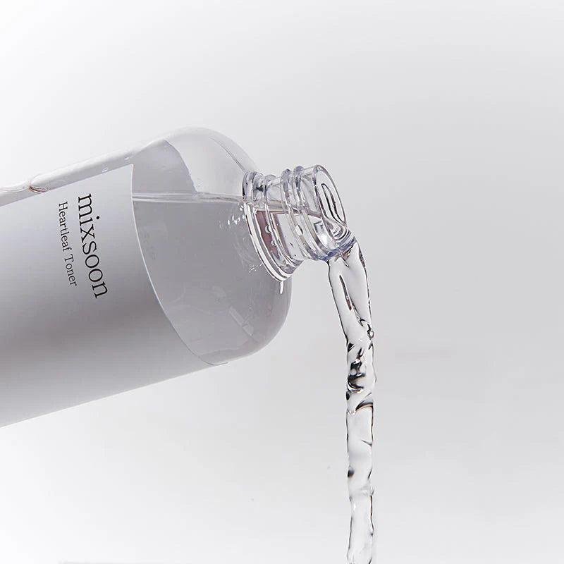 Eine klare Flüssigkeit wird aus der Flasche eingegossen.