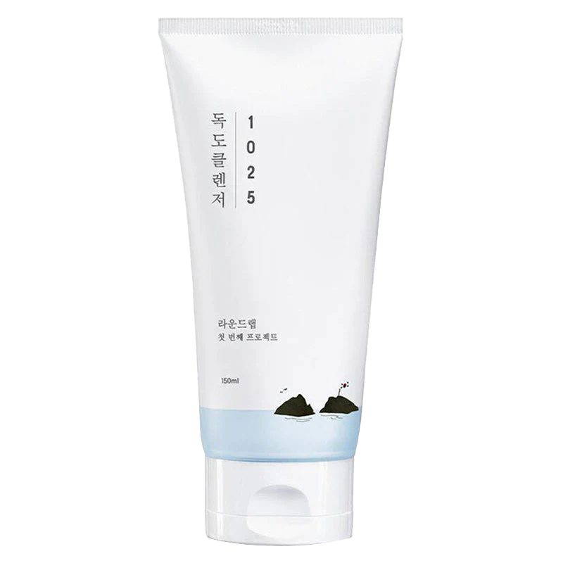 Minimalistische weiße Tube mit blauem Boden, ziert eine subtile Illustration von Felsen, 150 ml.