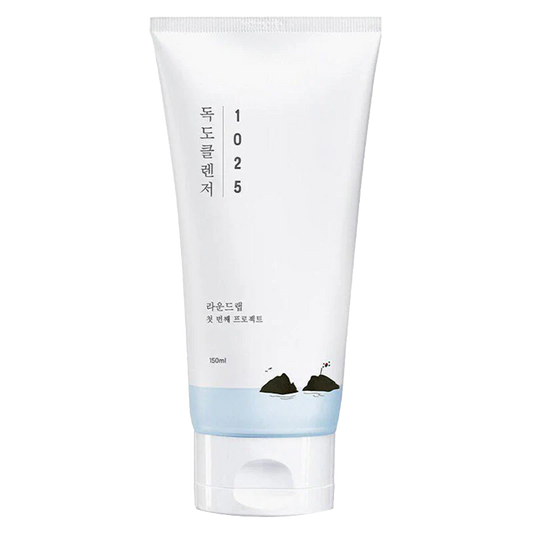 Minimalistische weiße Tube mit blauem Boden, ziert eine subtile Illustration von Felsen, 150 ml.