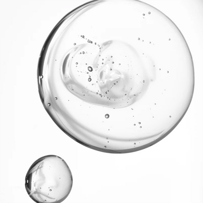 Klare Nahaufnahme von Geltexturen, transparent mit feinen Bläschen, zeigt die leichte Formulierung.