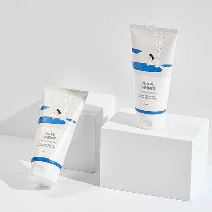 Zwei Tuben auf minimalistischen weißen Blöcken arrangiert, ästhetisches und modernes Design.