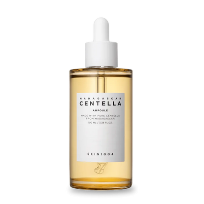 Eine Glasflasche mit einer Pipette, gefüllt mit goldener Centella-Ampoule.